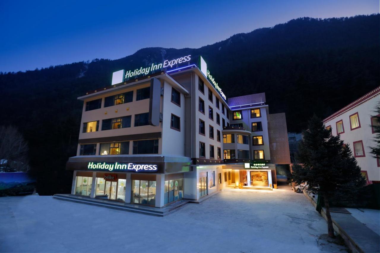 Holiday Inn Express Jiuzhaigou,Only 600 Meters To Jiuzhaigou Park By Ihg Exterior photo