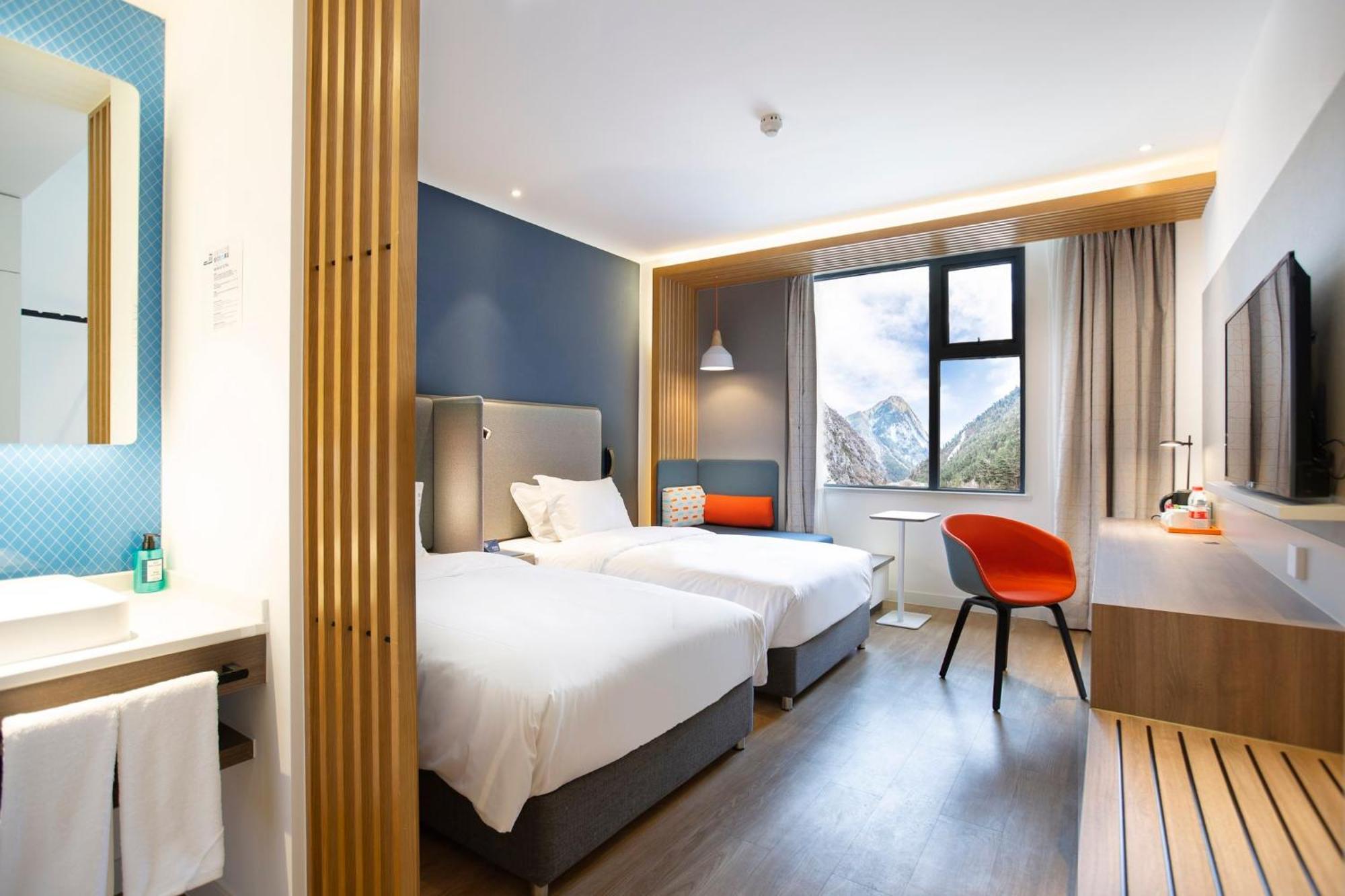 Holiday Inn Express Jiuzhaigou,Only 600 Meters To Jiuzhaigou Park By Ihg Exterior photo