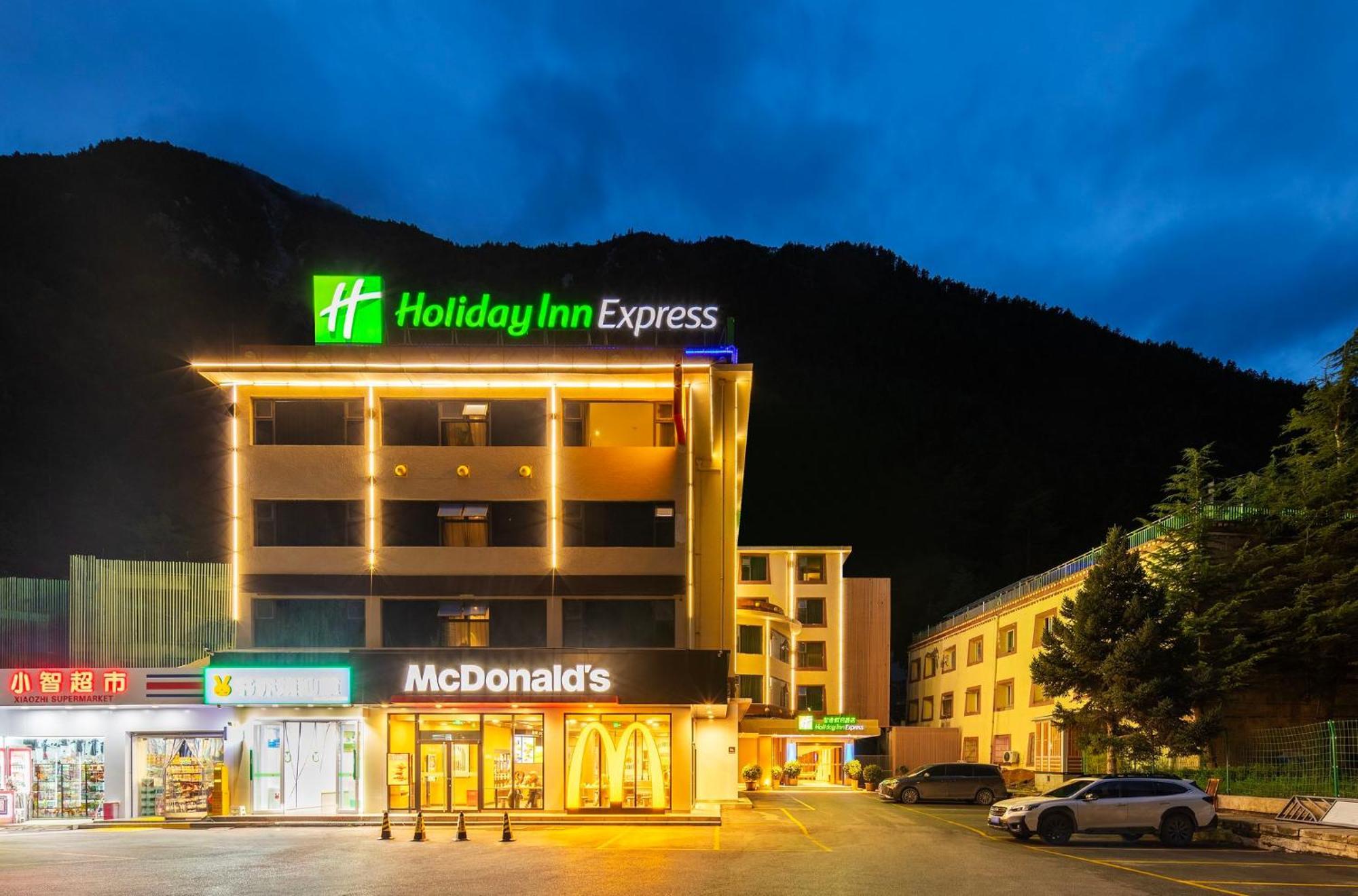 Holiday Inn Express Jiuzhaigou,Only 600 Meters To Jiuzhaigou Park By Ihg Exterior photo