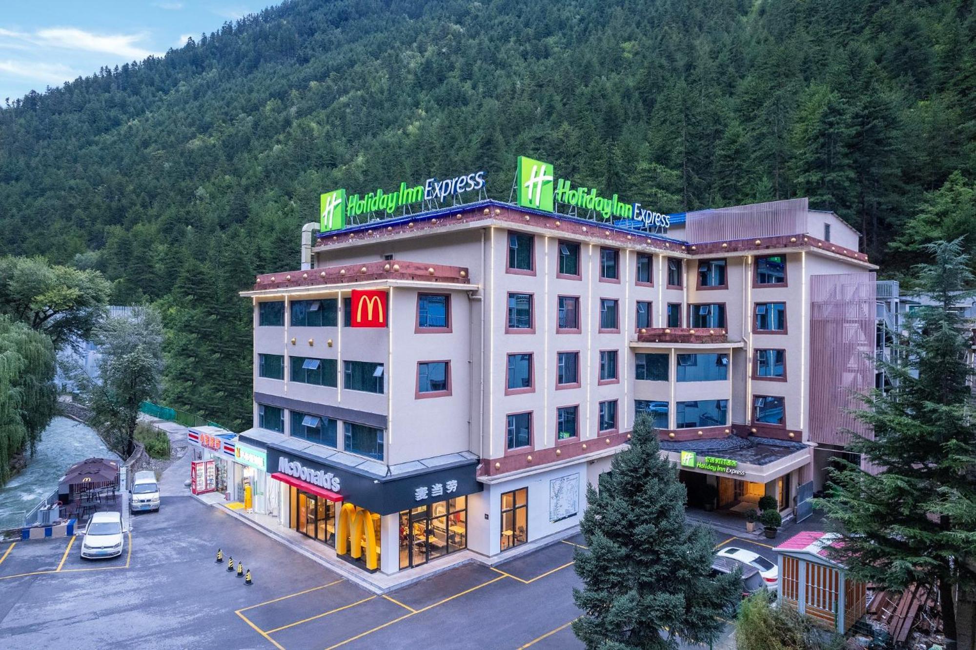 Holiday Inn Express Jiuzhaigou,Only 600 Meters To Jiuzhaigou Park By Ihg Exterior photo
