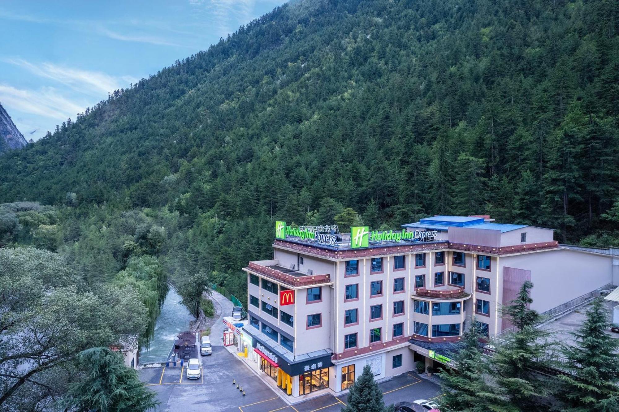 Holiday Inn Express Jiuzhaigou,Only 600 Meters To Jiuzhaigou Park By Ihg Exterior photo