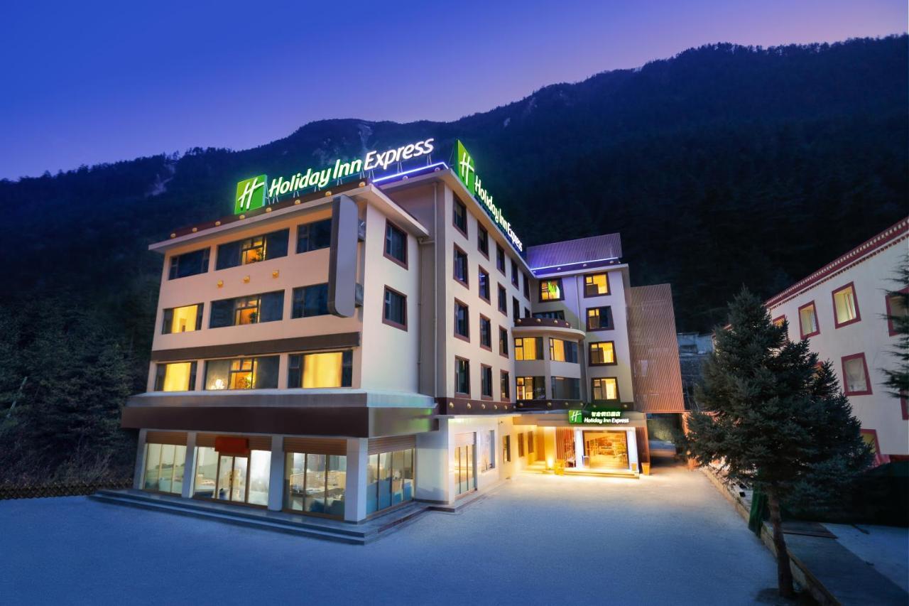 Holiday Inn Express Jiuzhaigou,Only 600 Meters To Jiuzhaigou Park By Ihg Exterior photo